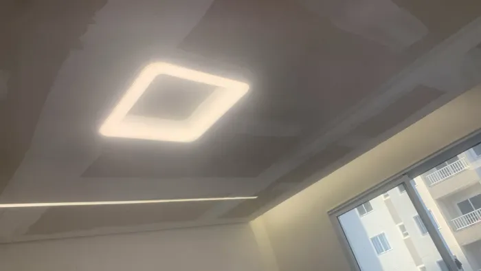 Instalação de perfil e luminária led