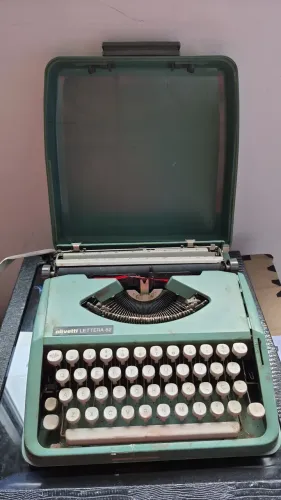 Máquina de escrever Olivetti Lettera 82