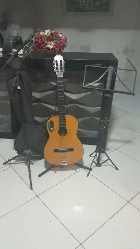 Violão,porta partitura e tripé de microfone 