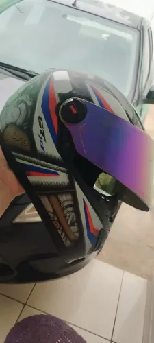 Capacete der GT r1 com viseira camaleão