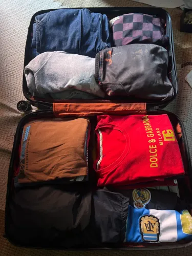Mala/Maleta com 46 peças De roupas