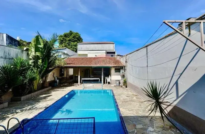Linda casa com piscina á venda no bairro Raiz prox do Centro de Convivência!  