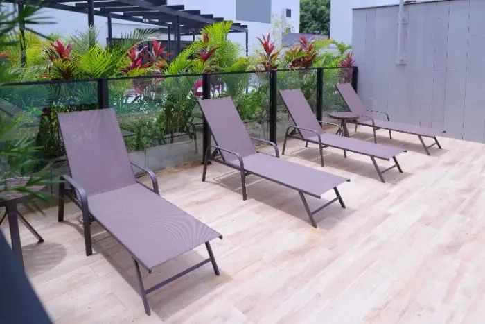 Conjunto com 4 Espreguiçadeiras para Piscina e Jardim