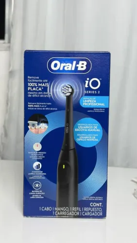 Escova elétrica de dente oral-b na caixa