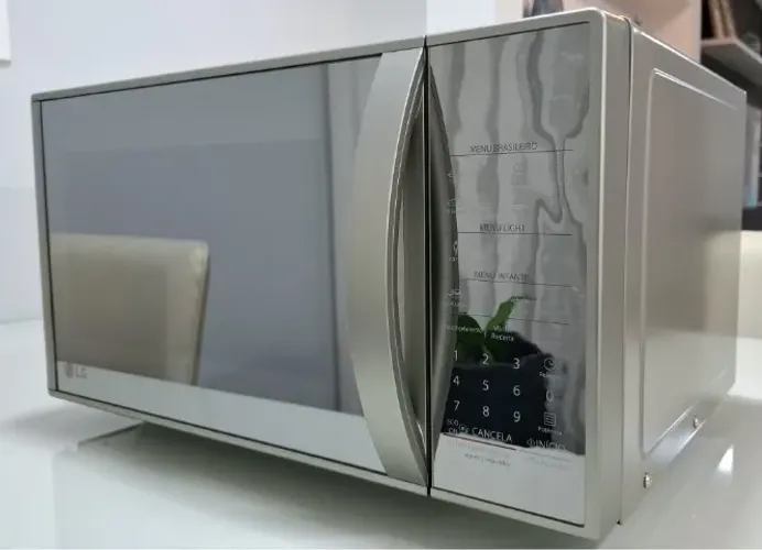 Micro-ondas LG 30L Prata Limpa fácil (MS30443BRA) - Espelhado