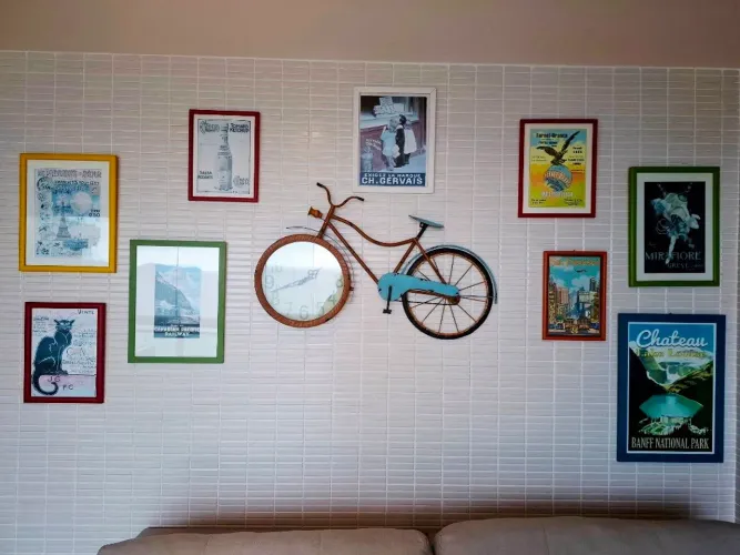 Relógio bicicleta e quadros 