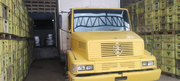Caminhão Baú Mercedes Bens amarelo