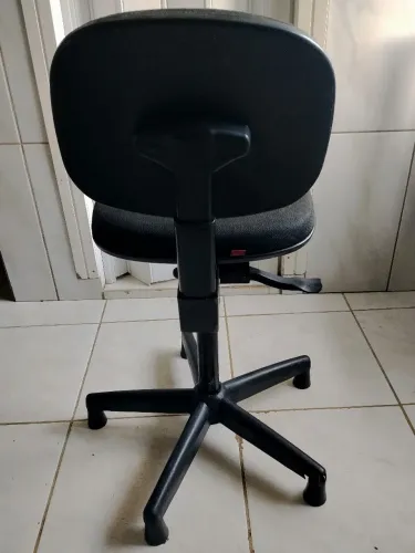 Cadeira giratória preta