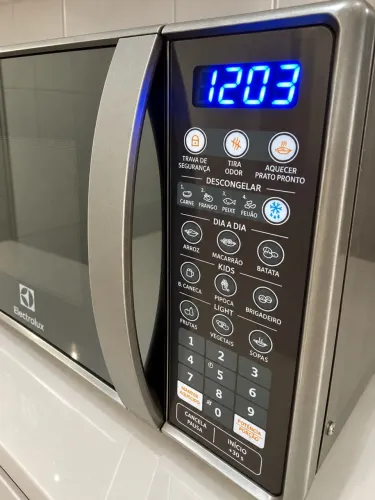 Micro-ondas Eletrolux 20L espelhado
