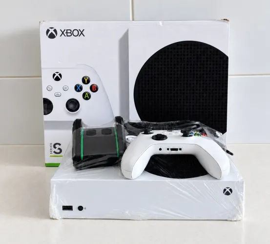 Xbox Series S + Controle + Base Carregadora + Caixa