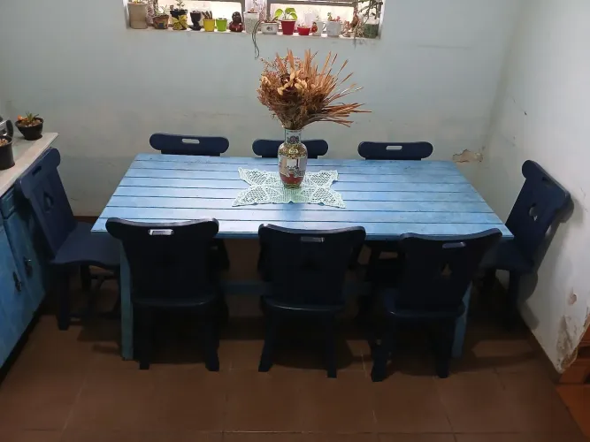 Mesa com 8 cadeiras e balcão de madeira maciça