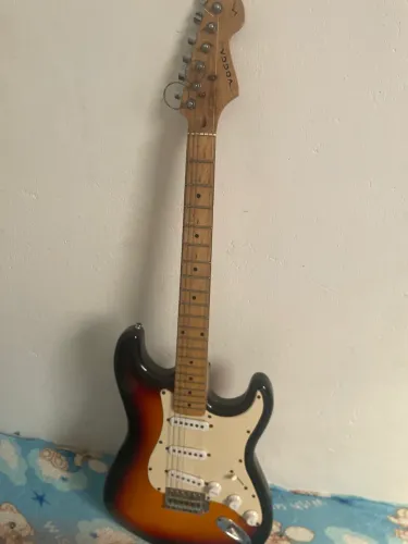Vendo guitarra ?vogga? por 350 reais