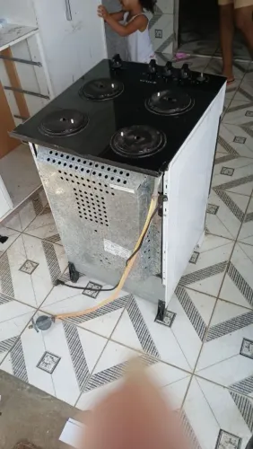 Sofá e fogão em bom estado