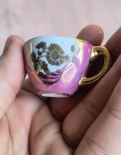 antiga xícara em porcelana rosa e banho de ouro antiquario decoração vintage anos 50 casa