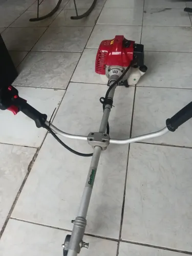 Vendo roçadeira por R$ 1.100 reais