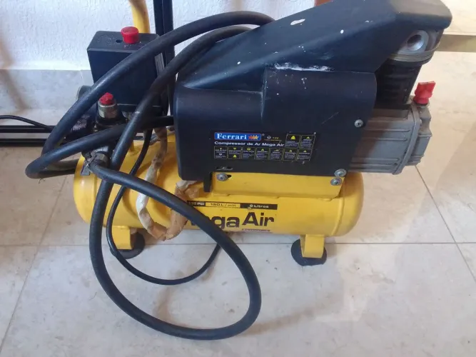 Lindo Compressor de ar e Pintura da marca Ferrari   e 6 litros  e com 150 libras por min