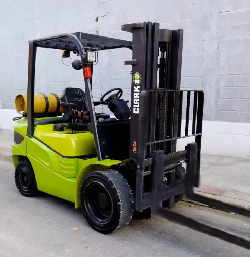 Empilhadeira Clark GLP 3 TON - 2023 - Torre Triplex