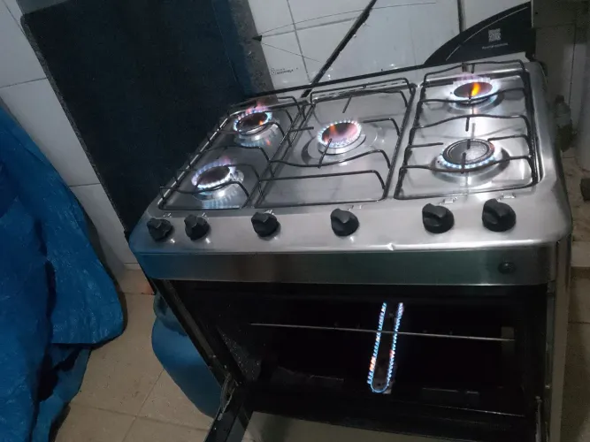 Fogão inox em perfeito estado de funcionamento 