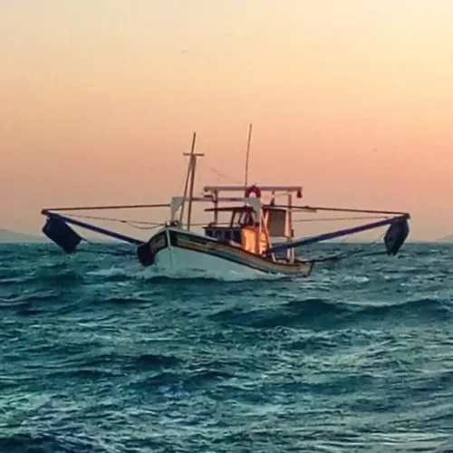 barco de pesca de camarão motor 4 cilindros