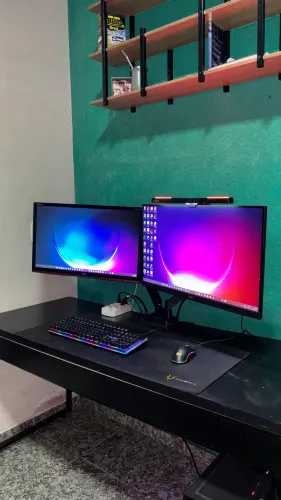 KIT 2 MONITORES + SUPORTE ARTIC. + LIGHTBAR - 27' 165hz + 24' 144hz