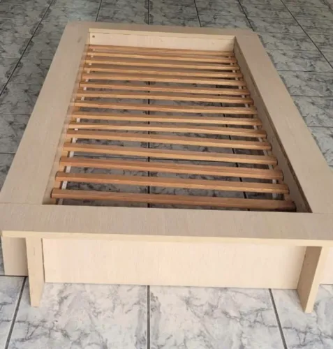 Cama de madeira de solteiro