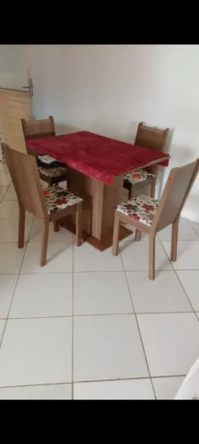 Mesa com 4 cadeiras 