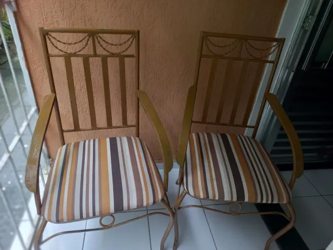 Vendo duas cadeiras pra terraço ou varanda.