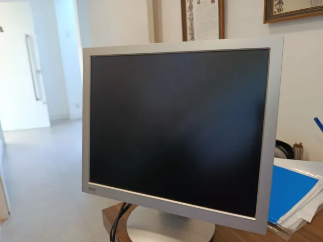 Monitor LCD 17" MAG Innovision.Modelo Clássico em excelente estado!