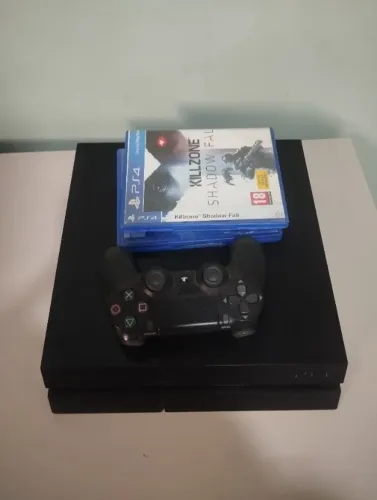 PS4 COM 01 TERA DE MEMORIA , COM 01CONTROLE E 02 JOGOS.