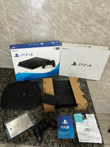 PlayStation 4 slim na caixa