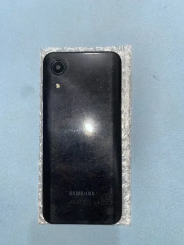 Samsung A03 core apenas com a tela quebrada.