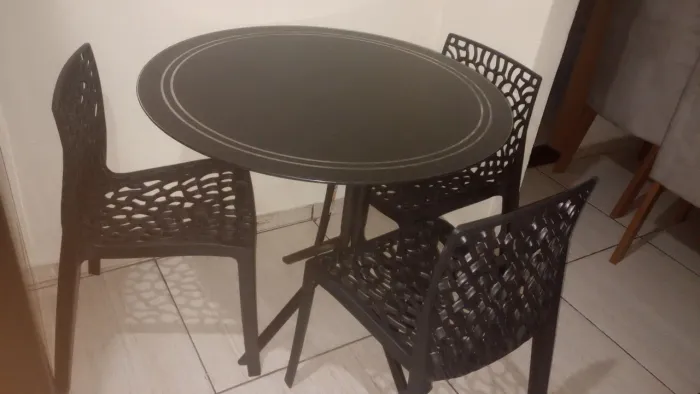 Mesa de vidro preta em perfeito estado com 3 cadeiras novas 