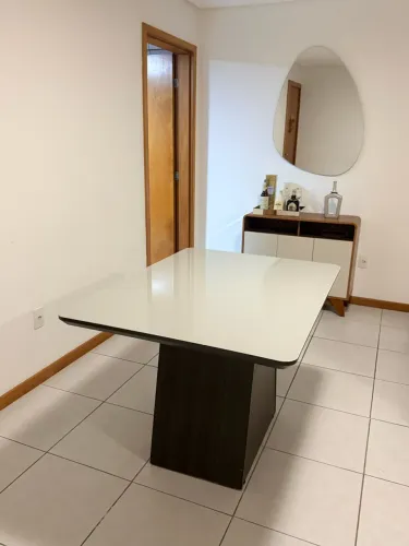 Mesa de Jantar 4 Lugares - MDF Laqueado com Tampo de Vidro