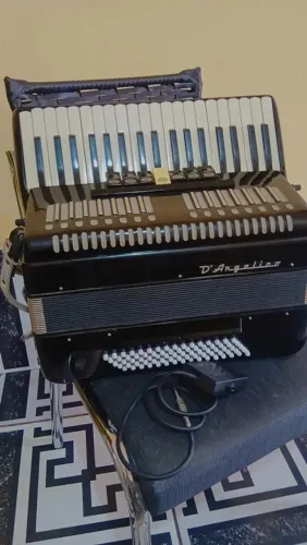 Sanfona 80 baixo , elétrica,  afinada e beg.
