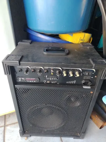 Caixa de som amplificada com bateria