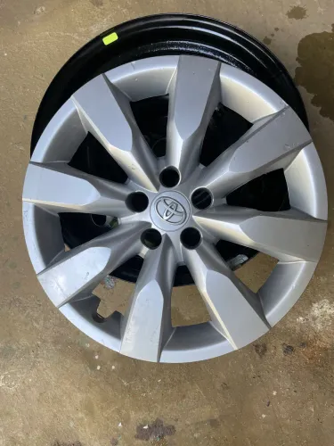 Vendo jogo de quatro rodas novas com calotas originais Toyota Corolla