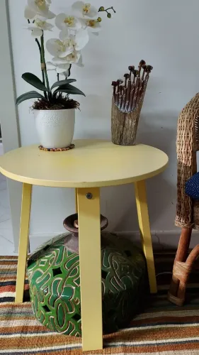 Mesa amarela redonda - mesinha de apoio