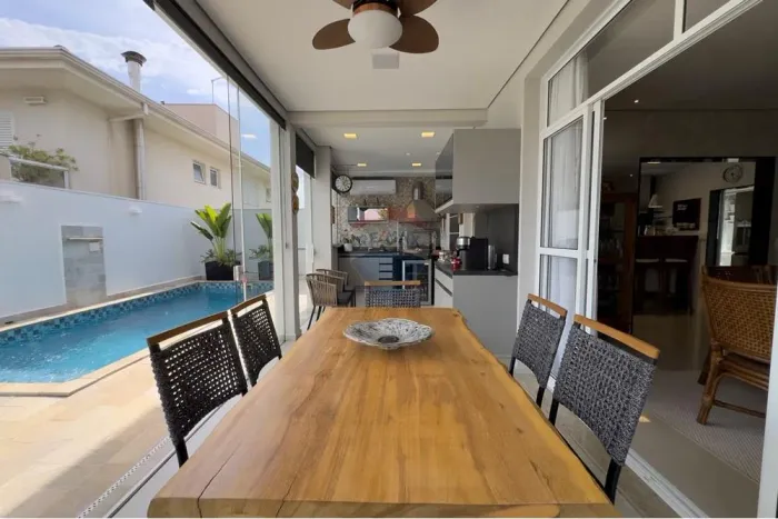 Casa para alugar no condomínio em Atibaia com 3 suítes e piscina