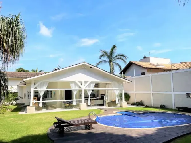 Casa de condomínio para venda possui 320 metros quadrados com 4 quartos