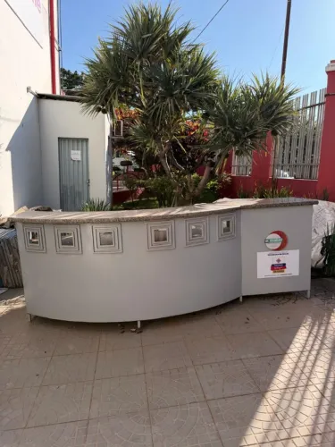 BALCÃO DE RECEPÇÃO CURVO COM TAMPO EM GRANITO