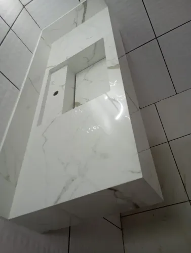 BANCADA ESCULPIDA EM PORCELANATO