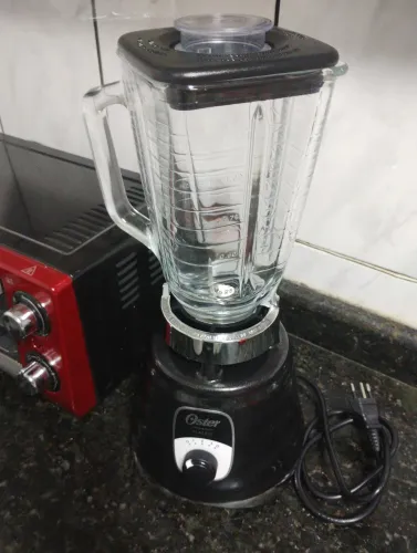 Liquidificador Oster semi novo, 700 whats de potência, 110 volts.