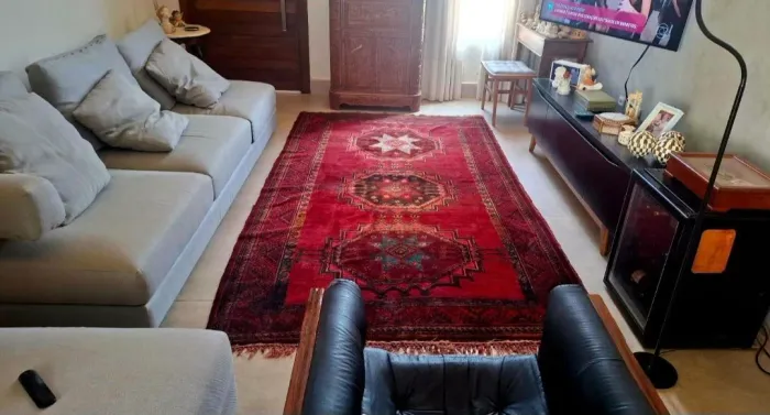 Tapete persa shiraz, confeccionado a mão nó a nó. Mede 3,30m X 1,80m