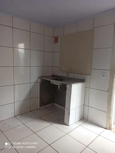 Aluga kit net na 308 santa Maria. Entrada independente. Ótima localização