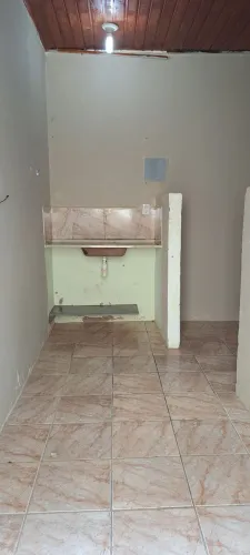 Quarto grande com banheiro