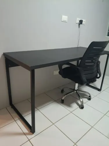 mesa de escritório com cadeira