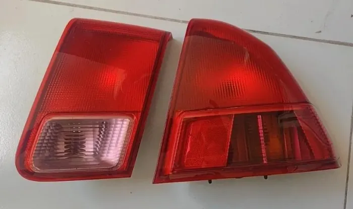 Lanternas Tampa Traseira Honda Civic G7 2002 Detalhe Direito/passageiro Vermelho