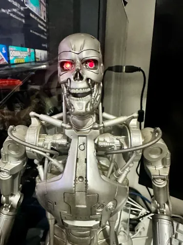 T800 endoesqueleto neca 1/4 funcionando luz acendendo