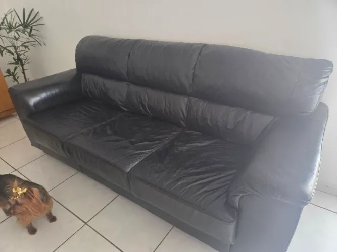 Sofá preto em couro 