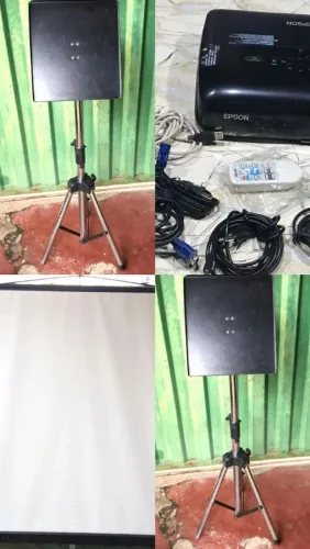 Projetor com mesa e telão 